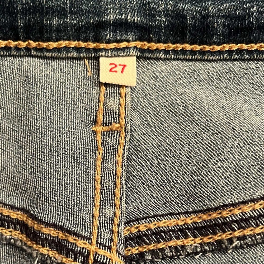 NWOT-Levi Stretch Denim shorts - Picture 6 of 9